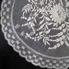 画像4: チュールに繊細な花の刺繍の手仕事ドイリーレース (4)
