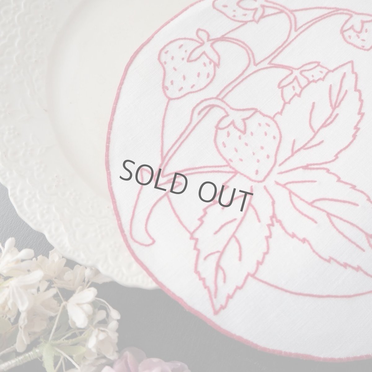 画像7: 苺模様赤い刺繍の手仕事ドイリー (7)