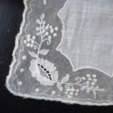 画像4: 小花と薔薇の刺繍チュールレースドイリー (4)