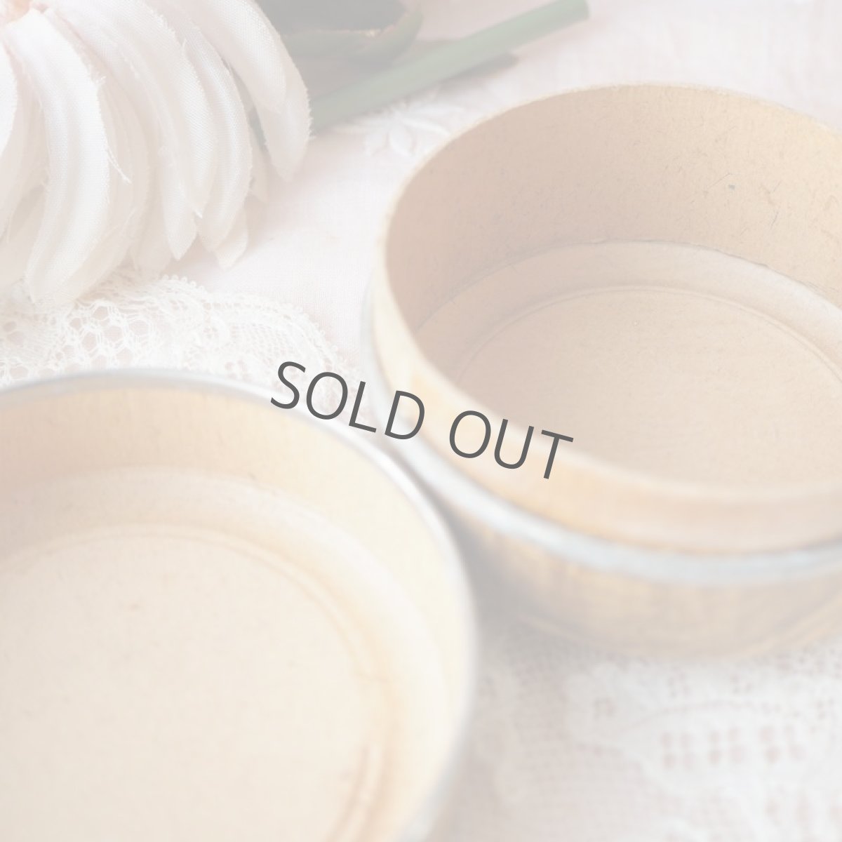 画像5: 1920年代 紙箱 丸形小物ケース ウエディングベールと薔薇のクロモ (5)