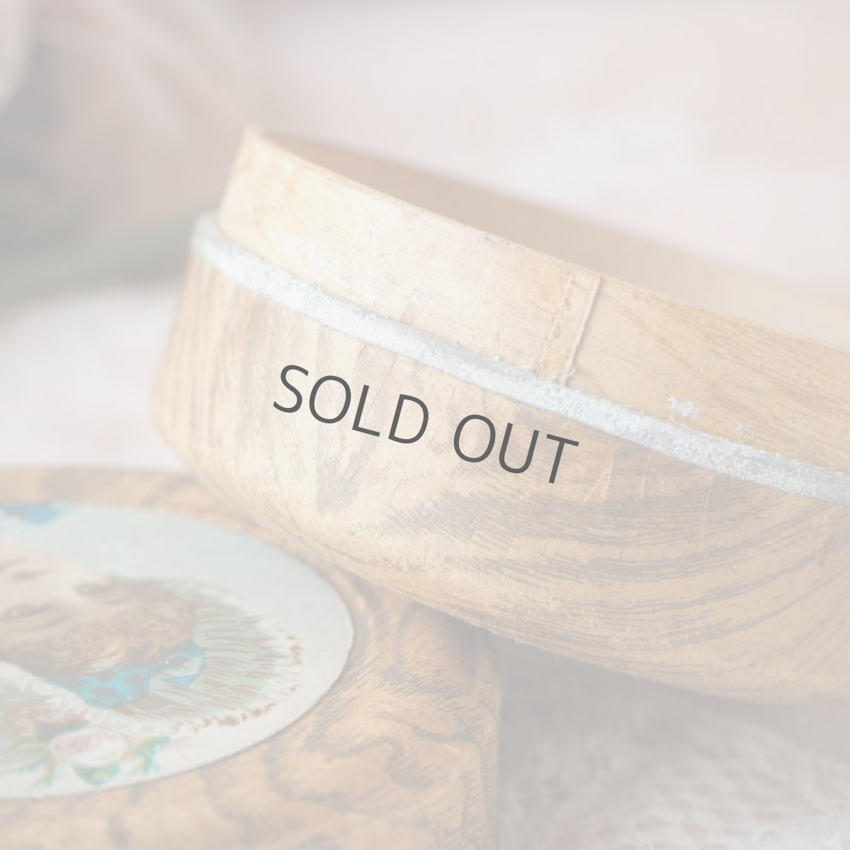 画像9: 1920年代 紙箱 丸い小物入れ クロモカード/ブルーリボンとレースのボネ (9)