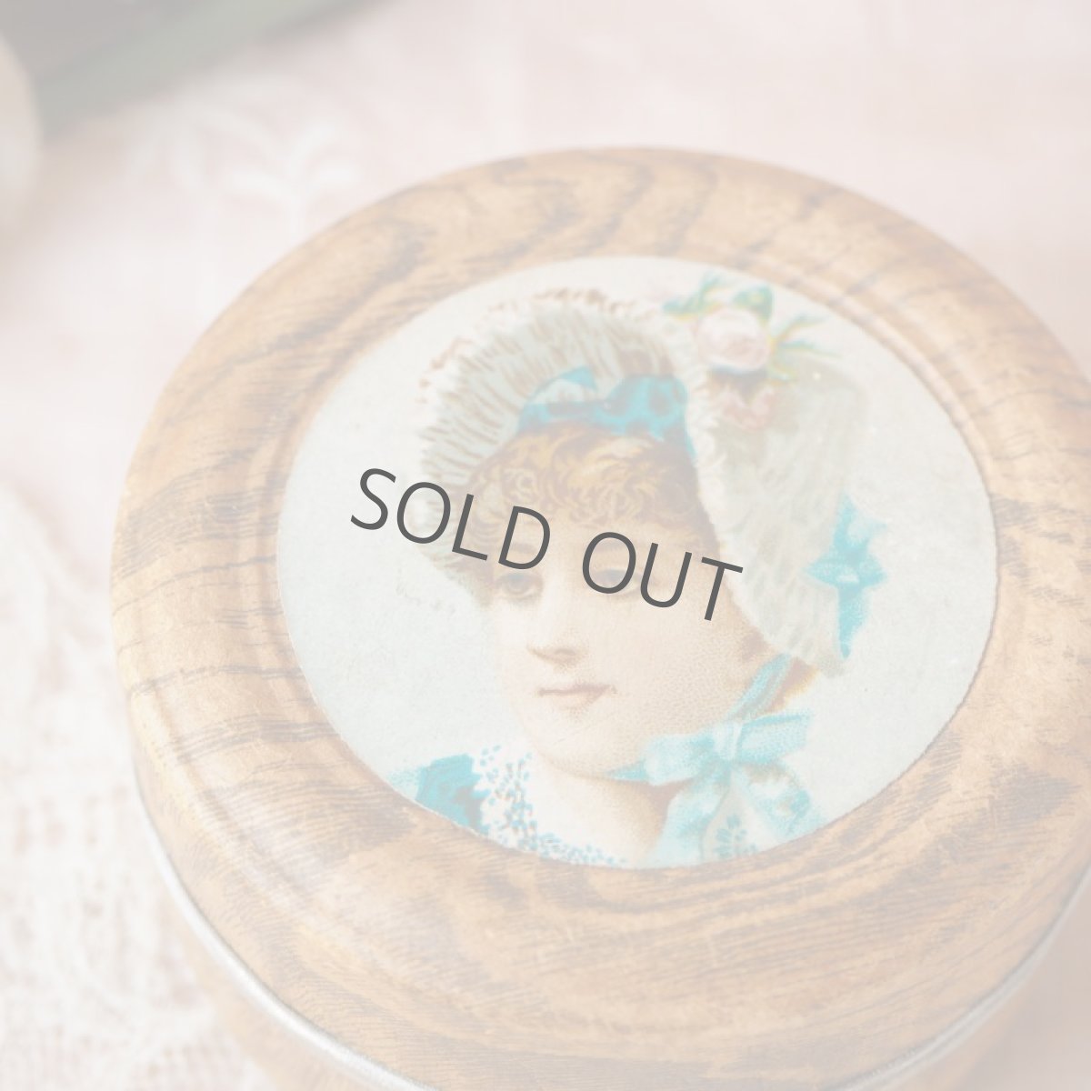 画像4: 1920年代 紙箱 丸い小物入れ クロモカード/ブルーリボンとレースのボネ (4)