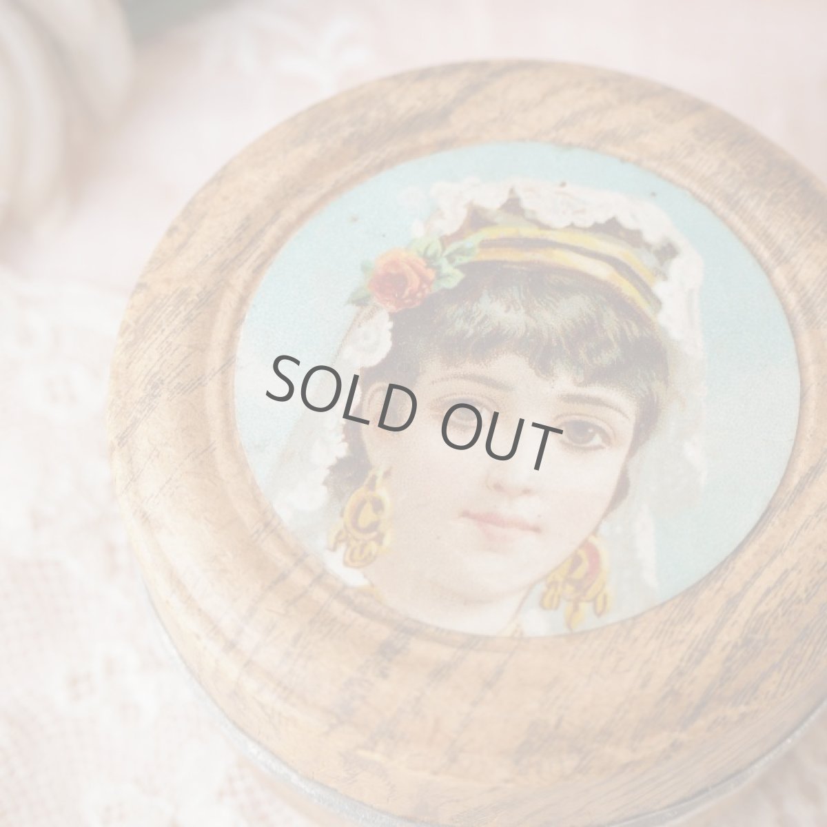 画像3: 1920年代 紙箱 丸形小物ケース ウエディングベールと薔薇のクロモ (3)