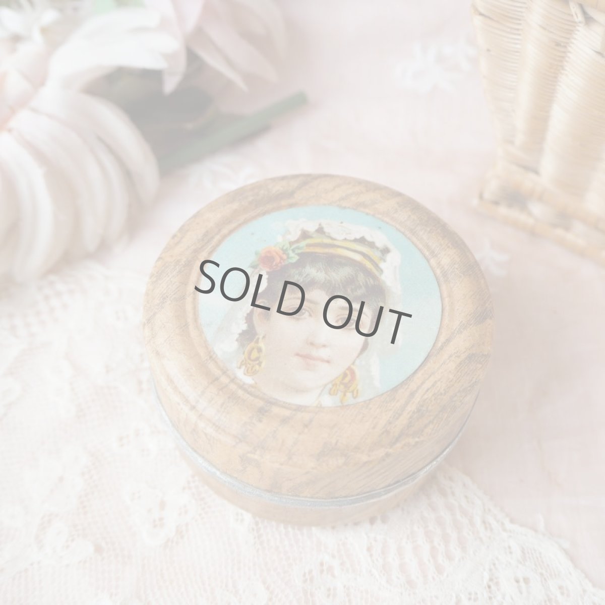 画像2: 1920年代 紙箱 丸形小物ケース ウエディングベールと薔薇のクロモ (2)