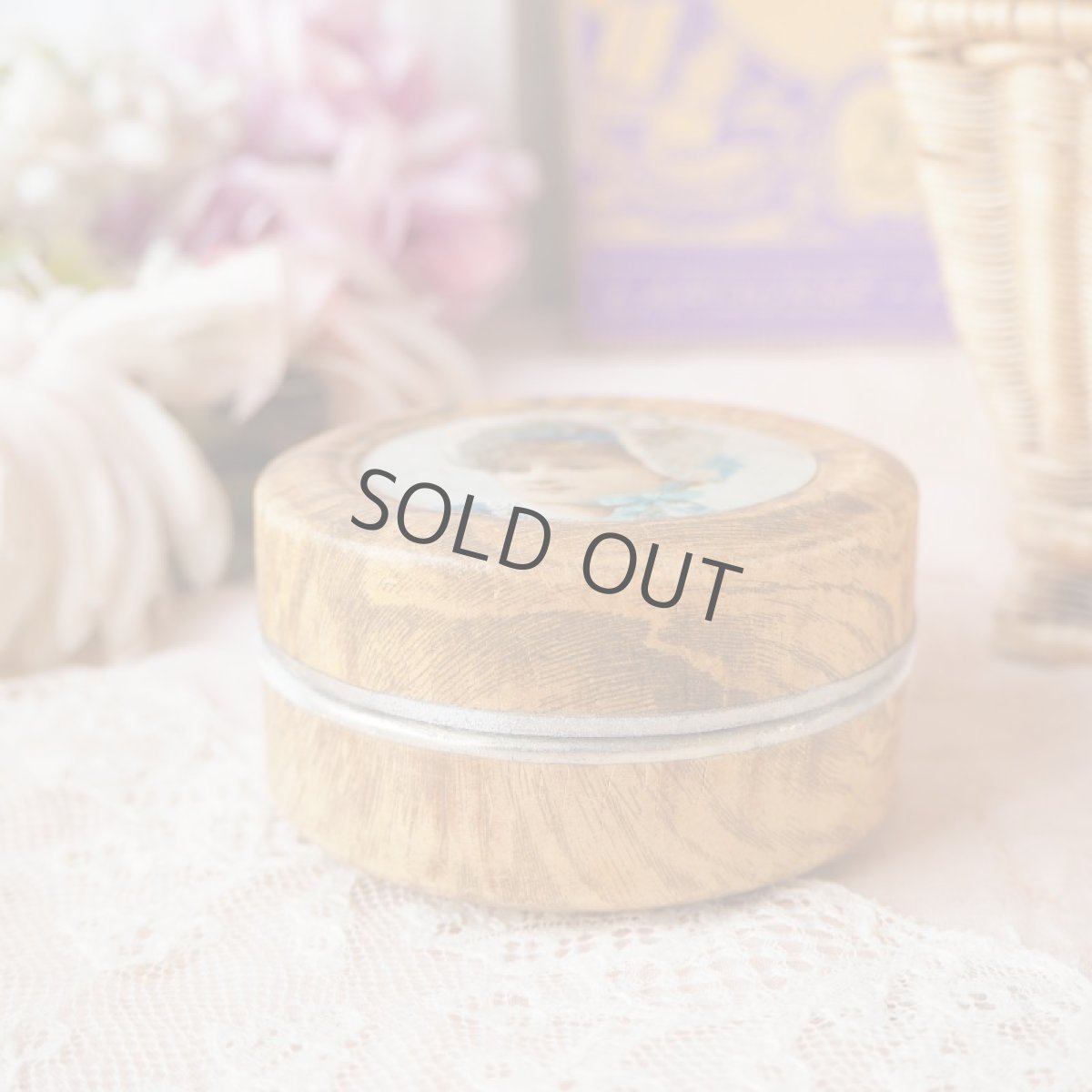 画像3: 1920年代 紙箱 丸い小物入れ クロモカード/ブルーリボンとレースのボネ (3)