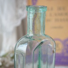 画像8: 古いガラス製肩が丸い長方形の小瓶 (8)