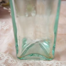 画像10: 古いガラス製三角形の小瓶/薄いグリーン色 (10)