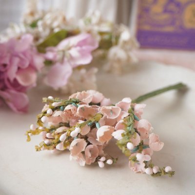 画像1: 薄いピンク色の布花の花束飾り