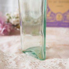 画像5: 古いガラス製三角形の小瓶/薄いグリーン色 (5)