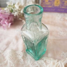 画像10: ガラス製薄いグリーンの小瓶/面取りデザイン (10)