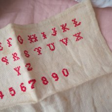 画像3: 古い刺繍のサンプラー/ABCDE赤（中） (3)
