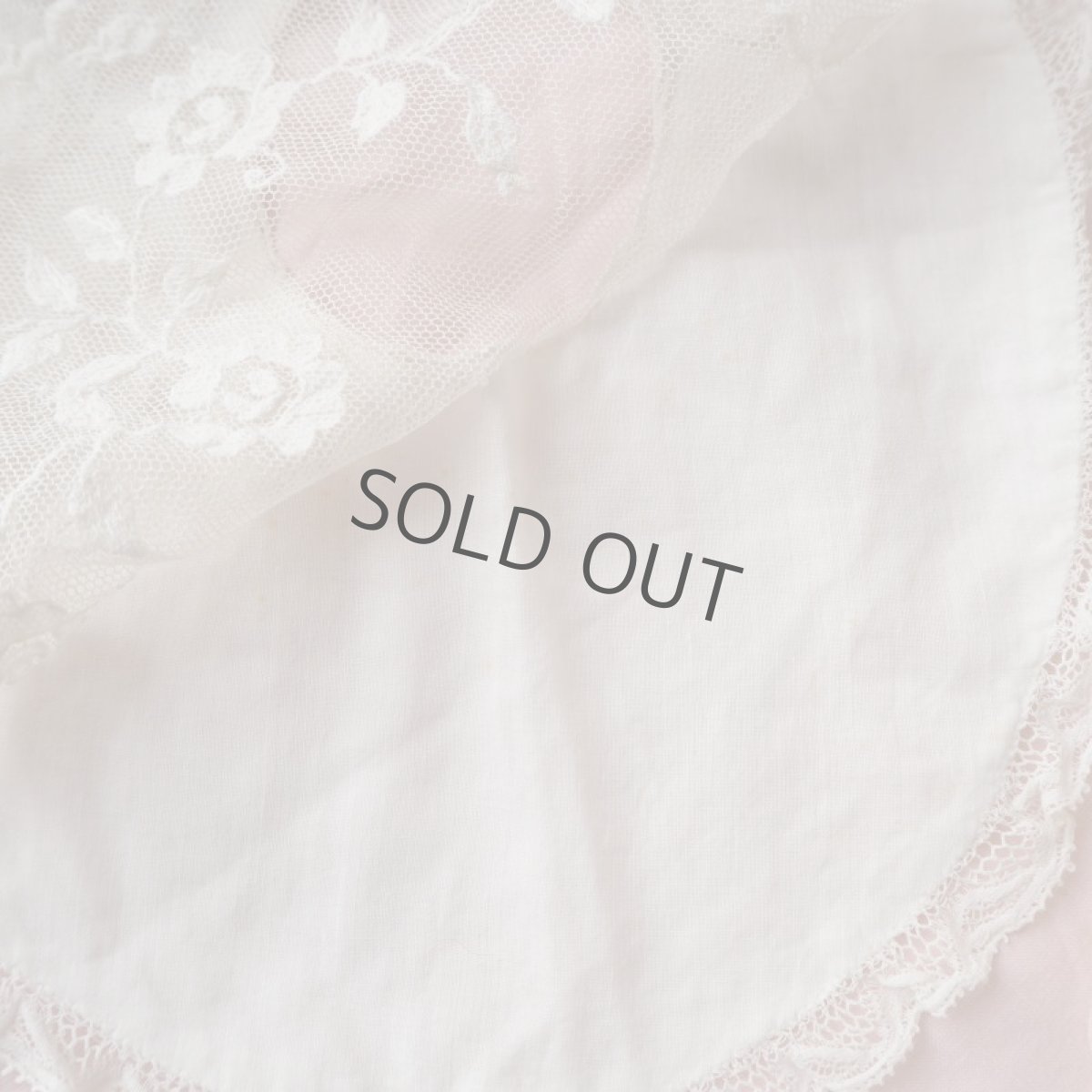 画像6: 繊細なチュールレースと刺繍のベビースタイ (6)