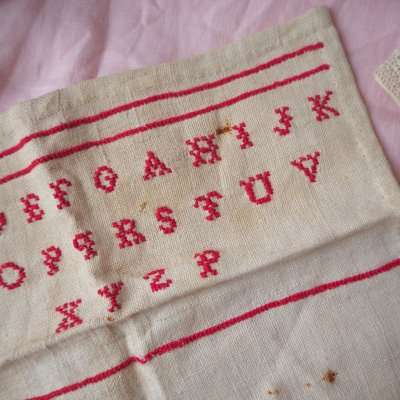 画像2: 古い刺繍のサンプラー/ABCDE赤（小）