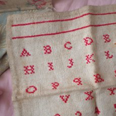 画像2: 古い刺繍サンプラー/ABCDE赤（大） (2)