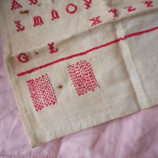 画像5: 古い刺繍のサンプラー/ABCDE赤（小） (5)