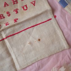 画像4: 古い刺繍のサンプラー/ABCDE赤（小） (4)