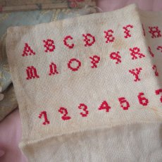 画像2: 古い刺繍のサンプラー/ABCDE赤（中） (2)