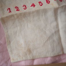 画像5: 古い刺繍のサンプラー/ABCDE赤（中） (5)