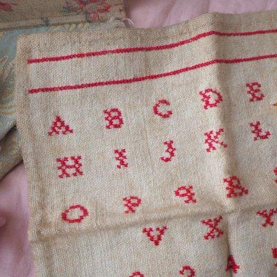画像1: 古い刺繍サンプラー/ABCDE赤（大）