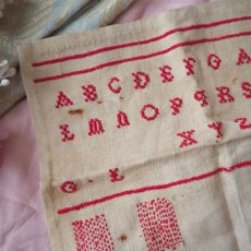 画像2: 古い刺繍のサンプラー/ABCDE赤（小） (2)