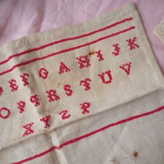 画像3: 古い刺繍のサンプラー/ABCDE赤（小） (3)
