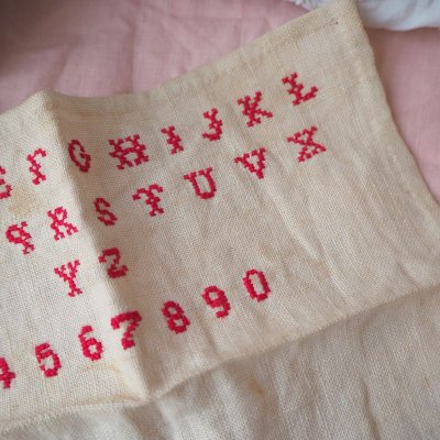 画像2: 古い刺繍のサンプラー/ABCDE赤（中）