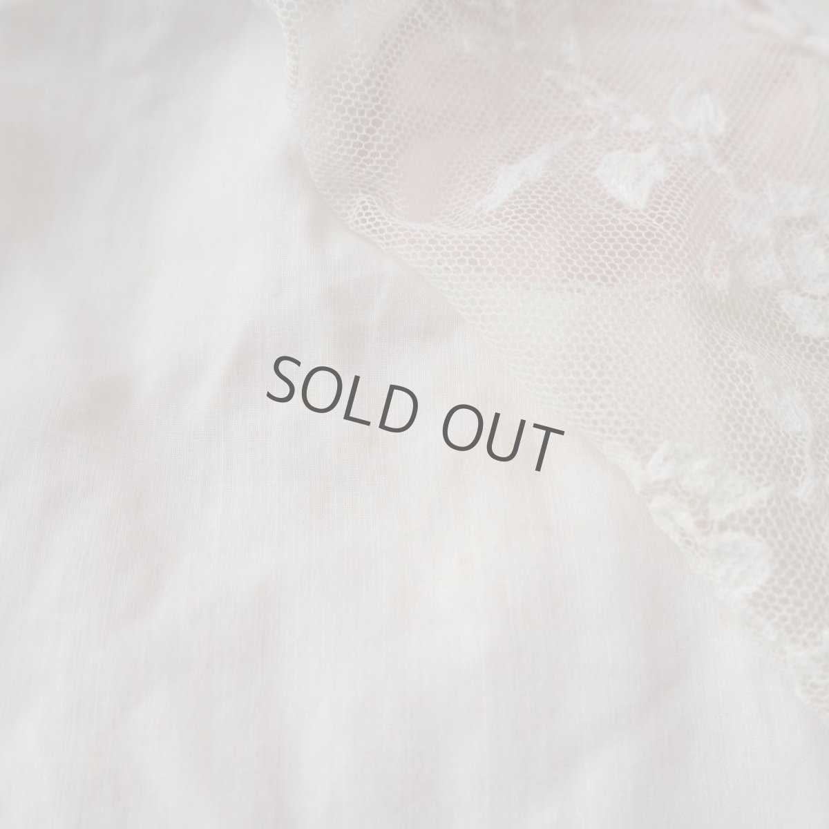 画像9: 繊細なチュールレースと刺繍のベビースタイ (9)