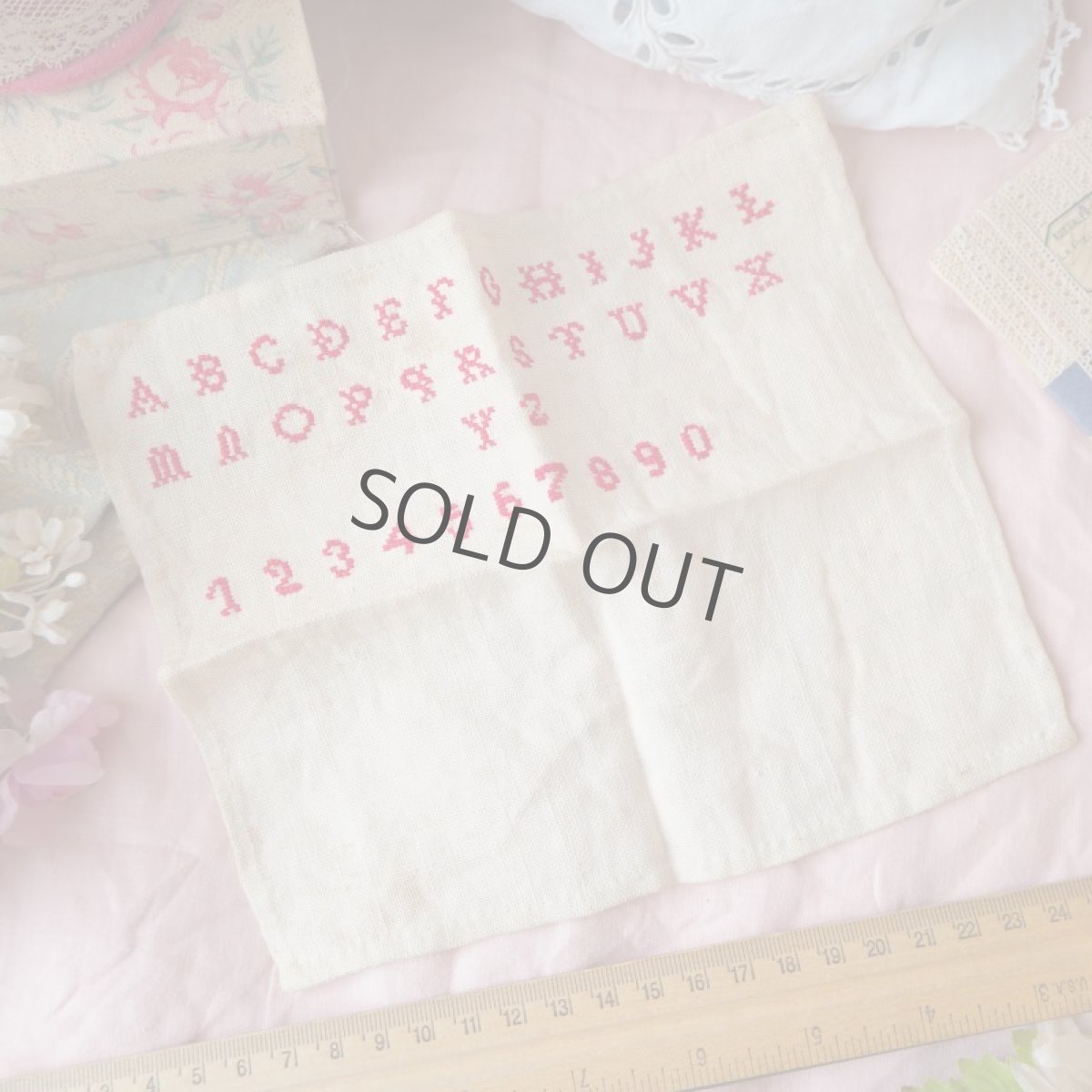 画像1: 古い刺繍のサンプラー/ABCDE赤（中） (1)