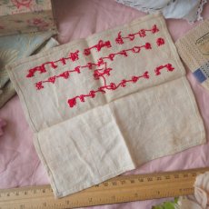 画像6: 古い刺繍のサンプラー/ABCDE赤（中） (6)