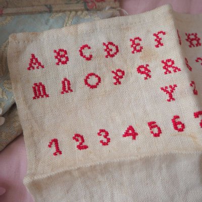 画像1: 古い刺繍のサンプラー/ABCDE赤（中）