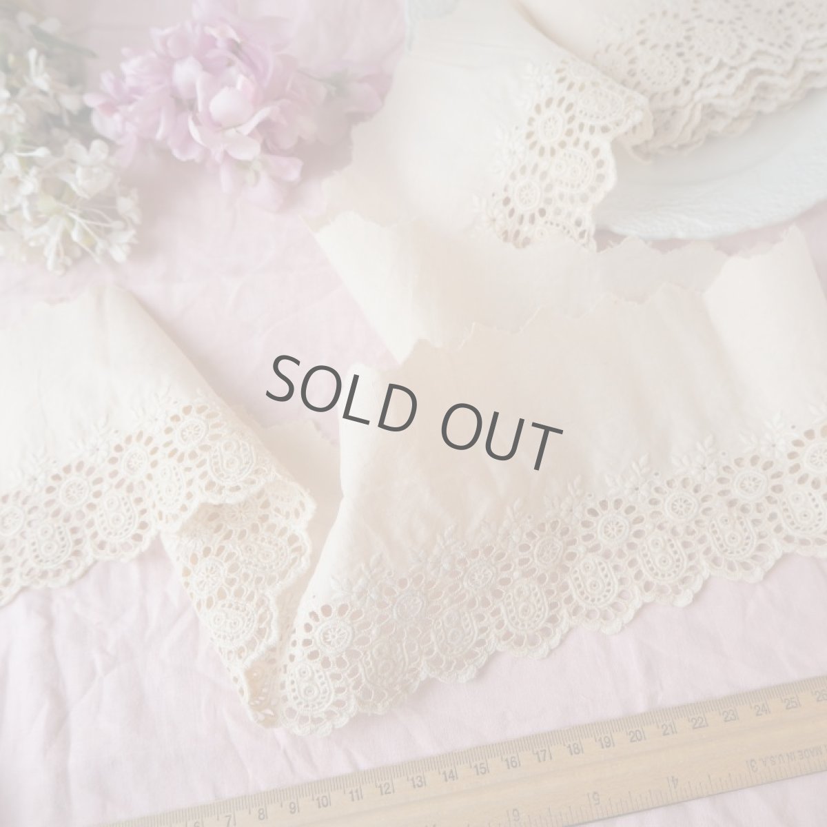 画像2: 手仕事花の刺繍とスカラップのアイレットレース/50cm〜カット販売 (2)