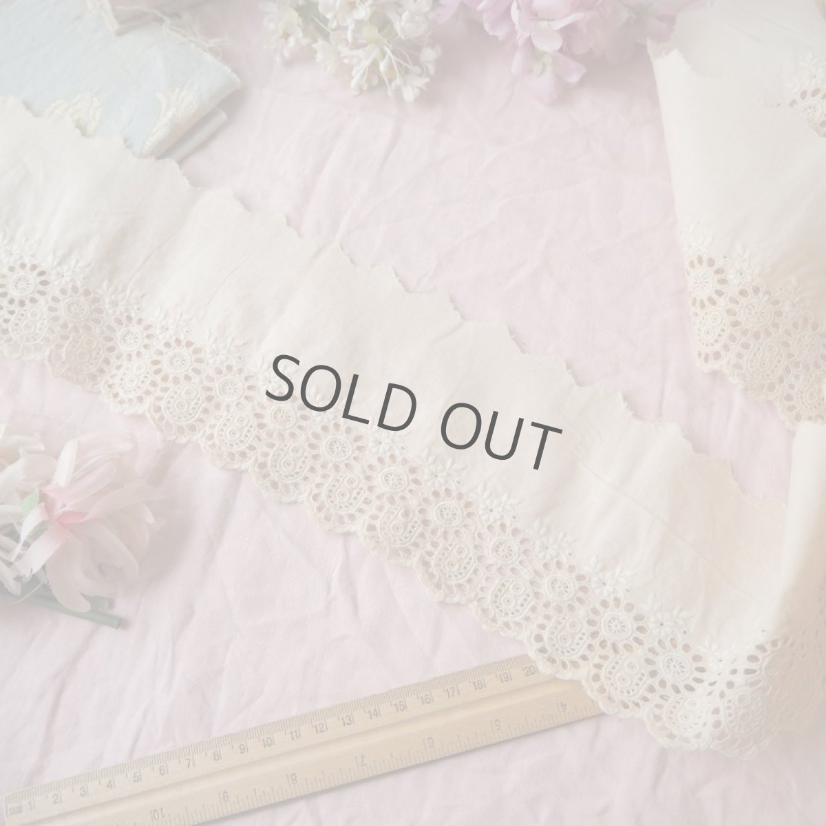 画像4: 手仕事花の刺繍とスカラップのアイレットレース/50cm〜カット販売 (4)