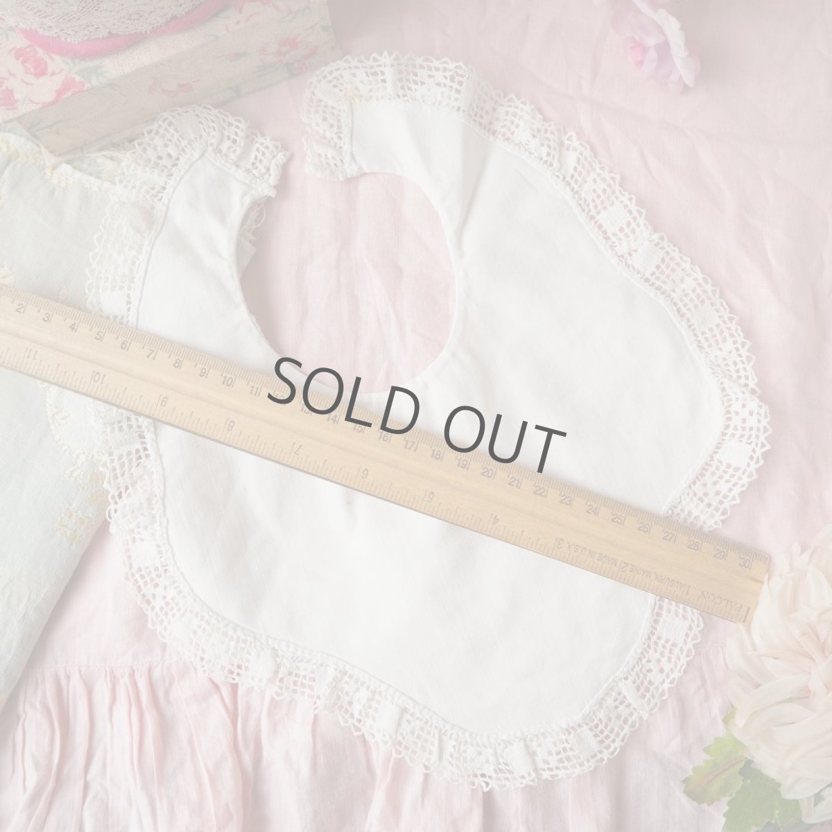 画像8: 白い刺繍文字とカットワーク刺繍のベビースタイ/リペア有り (8)