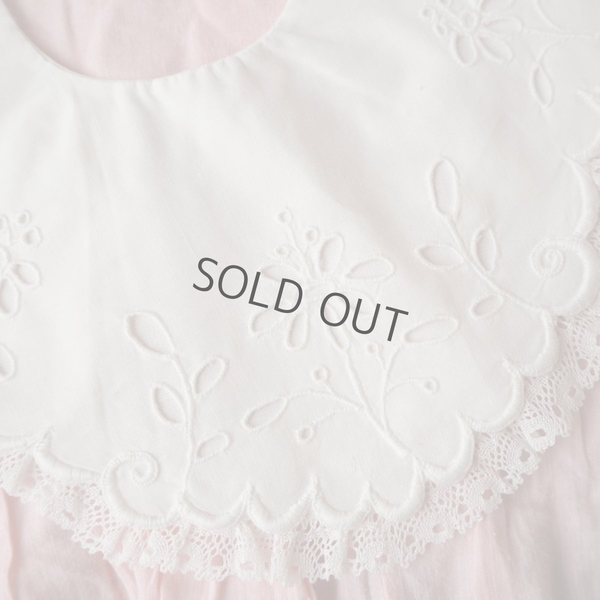 画像4: 白いカットワークレースと刺繍のベビースタイ (4)