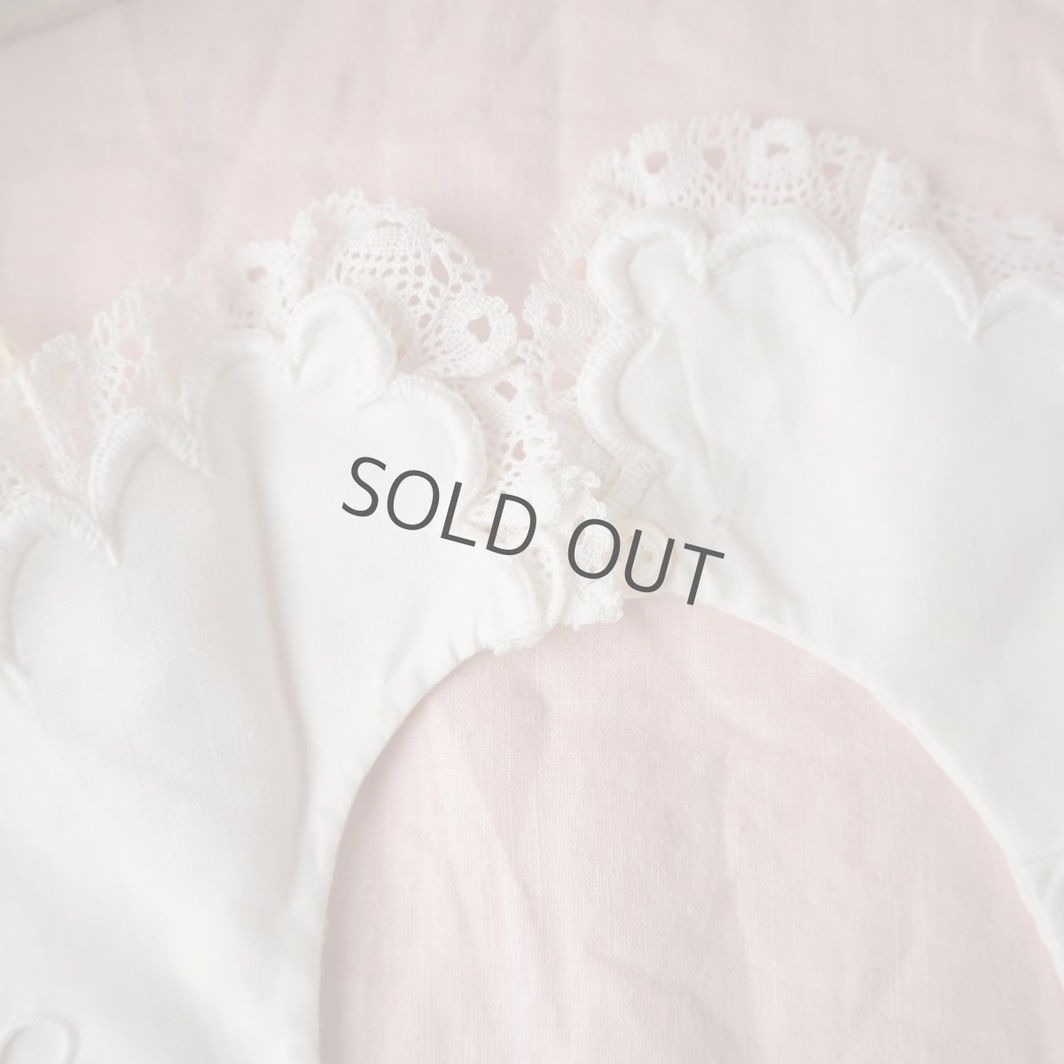 画像2: 白いカットワークレースと刺繍のベビースタイ (2)