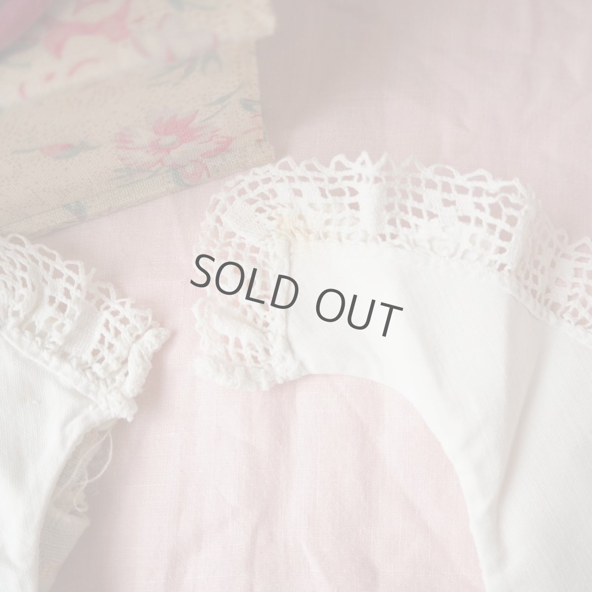 画像9: 白い刺繍文字とカットワーク刺繍のベビースタイ/リペア有り (9)