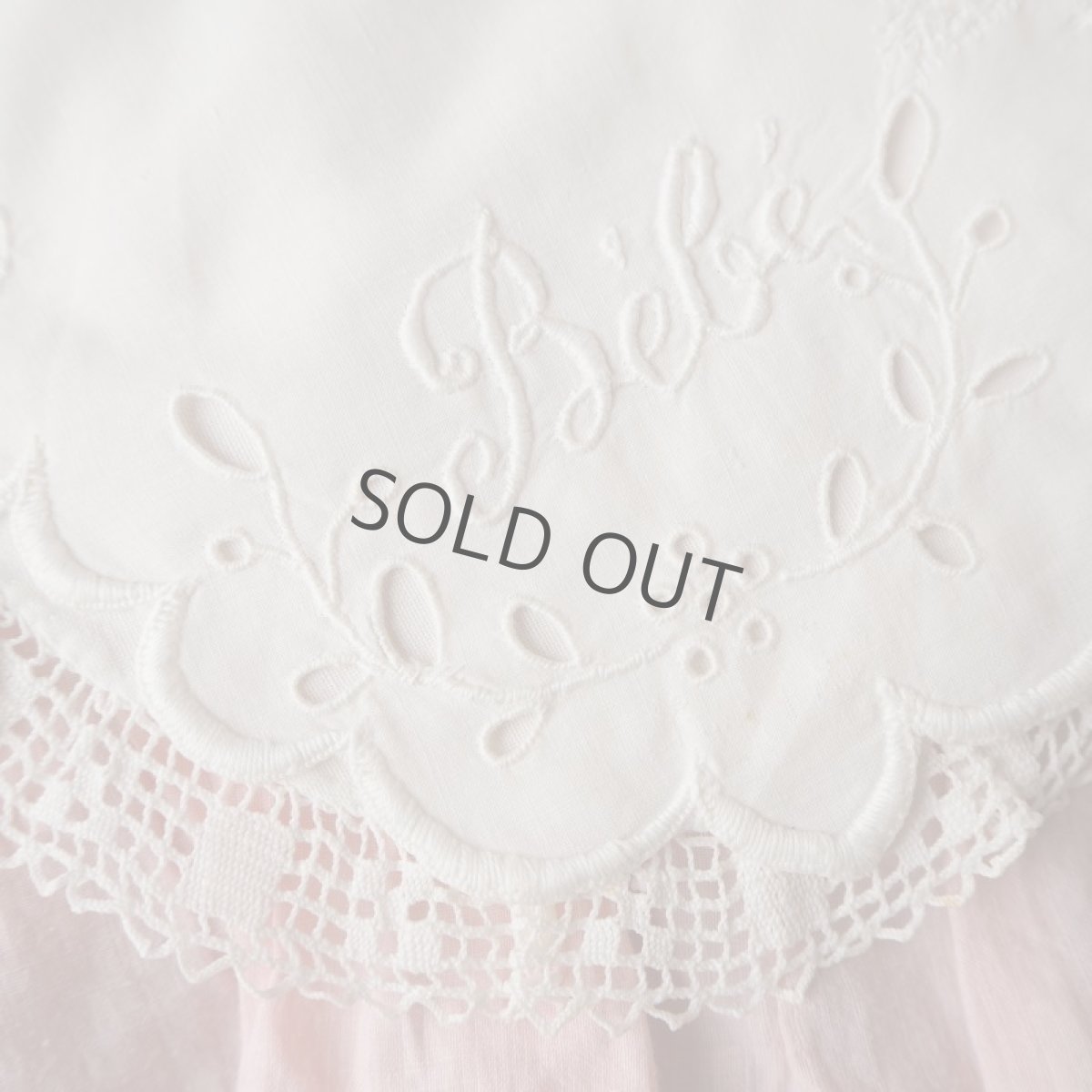 画像4: 白い刺繍文字とカットワーク刺繍のベビースタイ/リペア有り (4)