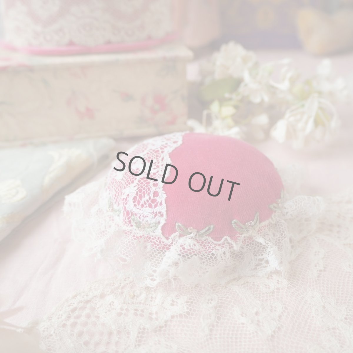 画像8: アンティークレースとピンク色ベルベットのミニクッション／丸形刺繍とビーズ飾り (8)