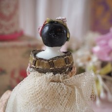 画像5: チュールレースドレスと布花のビスクヘッドドール／ロココリボンの小さなお人形 (5)
