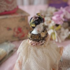 画像8: チュールレースドレスと布花のビスクヘッドドール／ロココリボンの小さなお人形 (8)