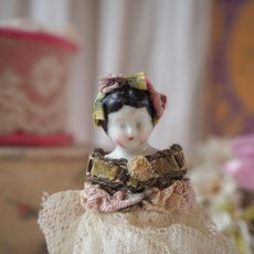 画像2: チュールレースドレスと布花のビスクヘッドドール／ロココリボンの小さなお人形 (2)