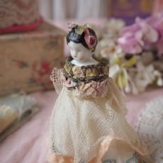 画像9: チュールレースドレスと布花のビスクヘッドドール／ロココリボンの小さなお人形 (9)