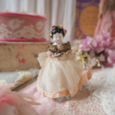 画像1: チュールレースドレスと布花のビスクヘッドドール／ロココリボンの小さなお人形 (1)