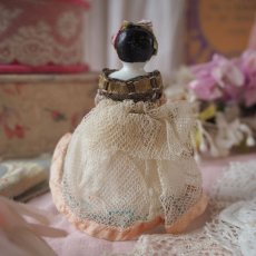 画像4: チュールレースドレスと布花のビスクヘッドドール／ロココリボンの小さなお人形 (4)