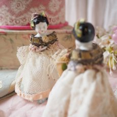 画像11: チュールレースドレスと布花のビスクヘッドドール／ロココリボンの小さなお人形 (11)