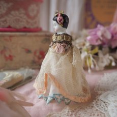 画像3: チュールレースドレスと布花のビスクヘッドドール／ロココリボンの小さなお人形 (3)