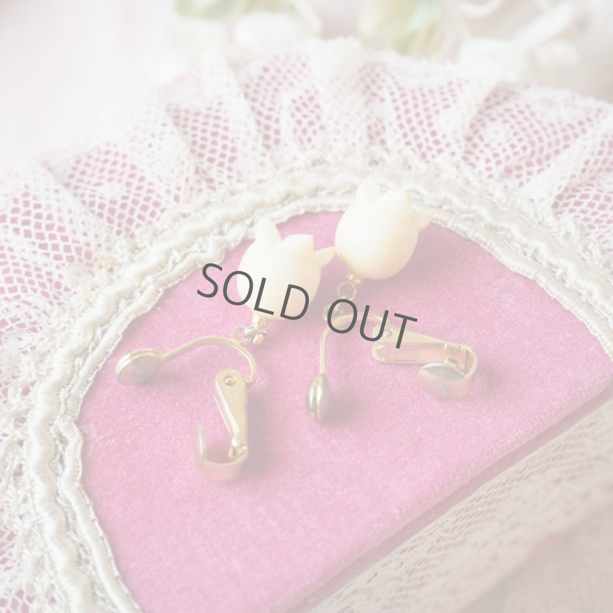 画像6: 鈴蘭の花形Bone製のイヤリング (6)