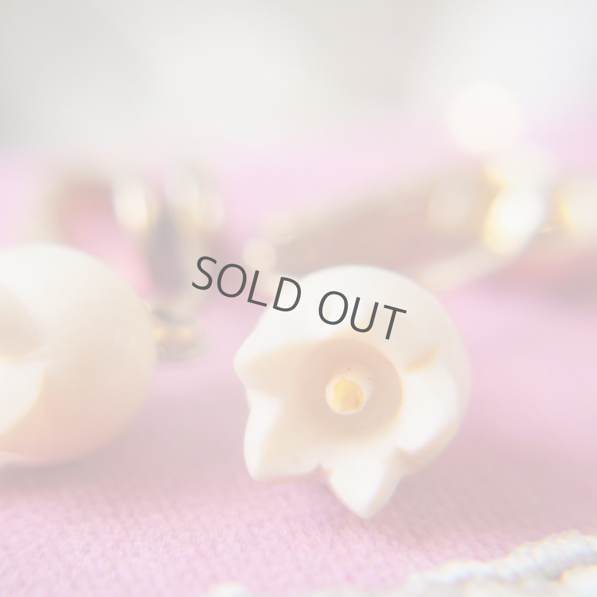 画像2: 鈴蘭の花形Bone製のイヤリング (2)