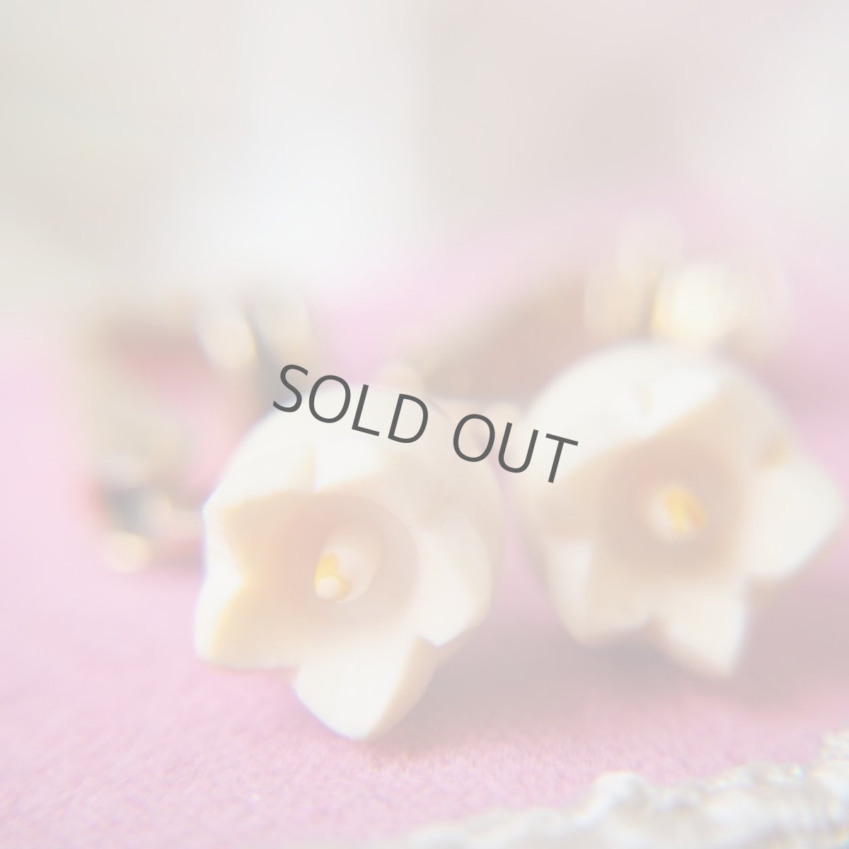 画像3: 鈴蘭の花形Bone製のイヤリング (3)