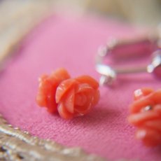 画像2: 薔薇の花珊瑚とシルバー製イヤリング (2)
